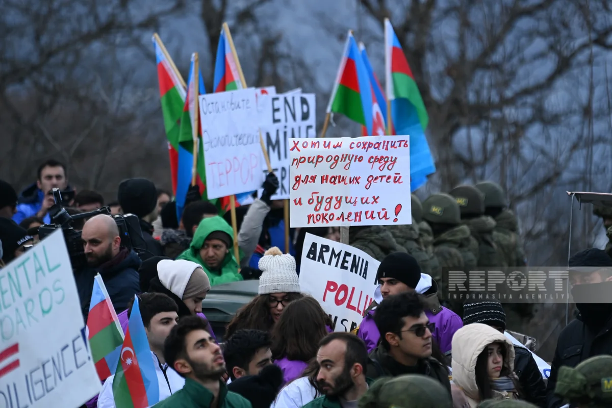 Экоактивисты и волонтеры продолжают акцию протеста на дороге Ханкенди-Лачын