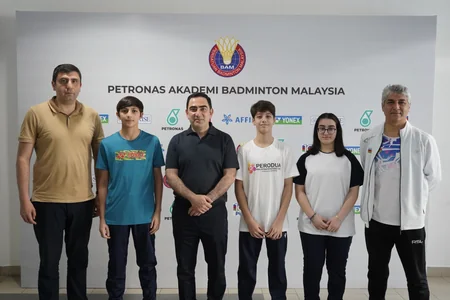 Taleh Ziyadov Malayziyada təhsil alan badmintonçularla görüşüb