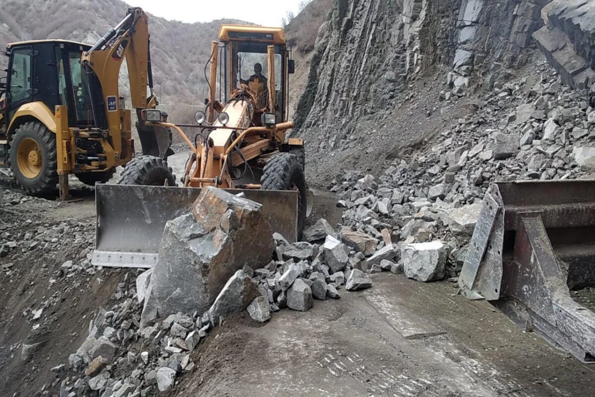 Lerikdə uçqun nəticəsində bağlanan yolda hərəkət qismən bərpa edilib