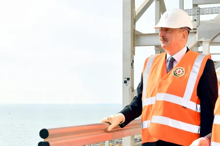 Prezident “Azəri-Mərkəzi-Şərqi” platformasının üst modullarının dənizə rəmzi yola salınması mərasimində iştirak edib - YENİLƏNİB