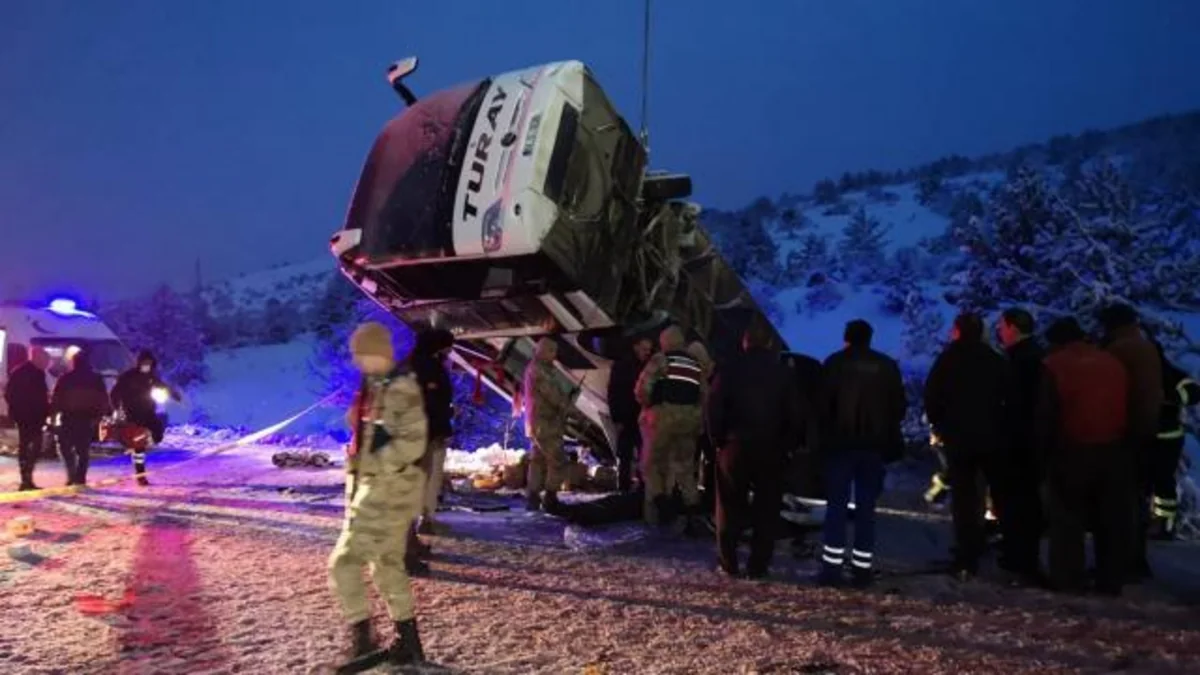Ərzincanda avtobus aşıb, ölənlər var