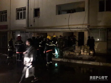 Bakıda binada 2 nəfərin xəsarət alması ilə nəticələnən yanğın baş verib, sakinlər təxliyə edilib - FOTO