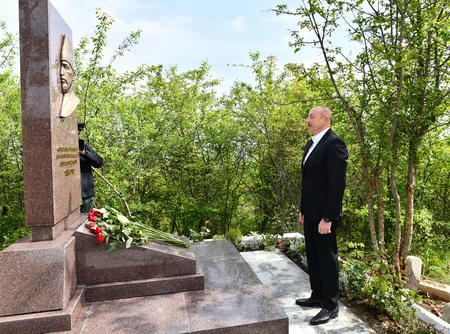 Ilham Aliyev visits Mir Mohsun Navvab Garabaghi's tomb in Jidir Duzu plain