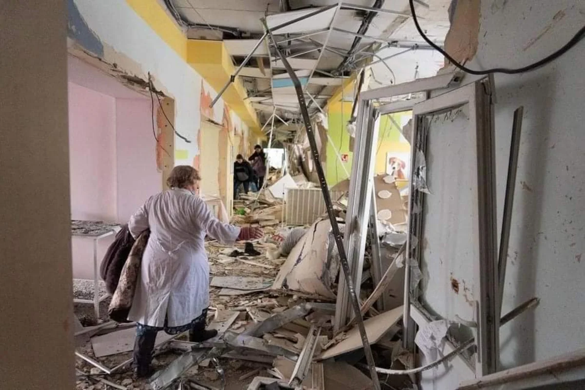 Авиаудар по роддому Мариуполя: ранены 17 человек