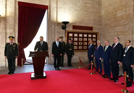 Prezident İlham Əliyev Ankarada Anıtqəbiri ziyarət edib