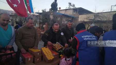 Azərbaycanın könüllü həkimləri ilə iş adamı Kahramanmaraşın daha bir bölgəsində yeməklər paylayıb - YENİLƏNİB