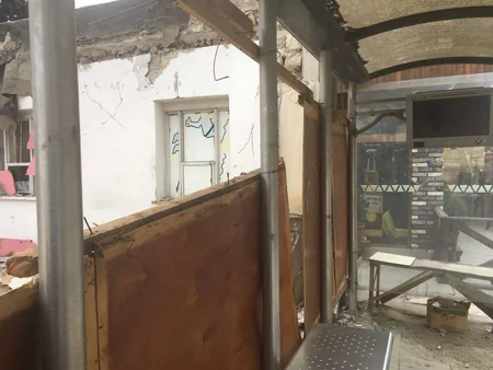 Bakıda ətrafı hasarlanmış avtobus dayanacağı aşkar edilib