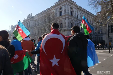 Azərbaycanlılar Xocalı soyqırımının 27-ci ildönümü ilə əlaqədar Londonda yürüş-mitinq keçiriblər - FOTO - VİDEO
