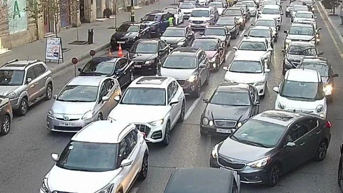 Bakının bir sıra yollarında tıxac müşahidə edilir - SİYAHI