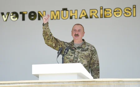 İlham Əliyev MN-in komando hərbi hissələrinin birində yaradılan şəraitlə tanış olub, hərbi hissəyə Döyüş bayrağını təqdim edib