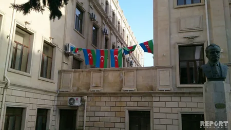 ​На зданиях в Баку развевается флаг Азербайджана - ФОТО