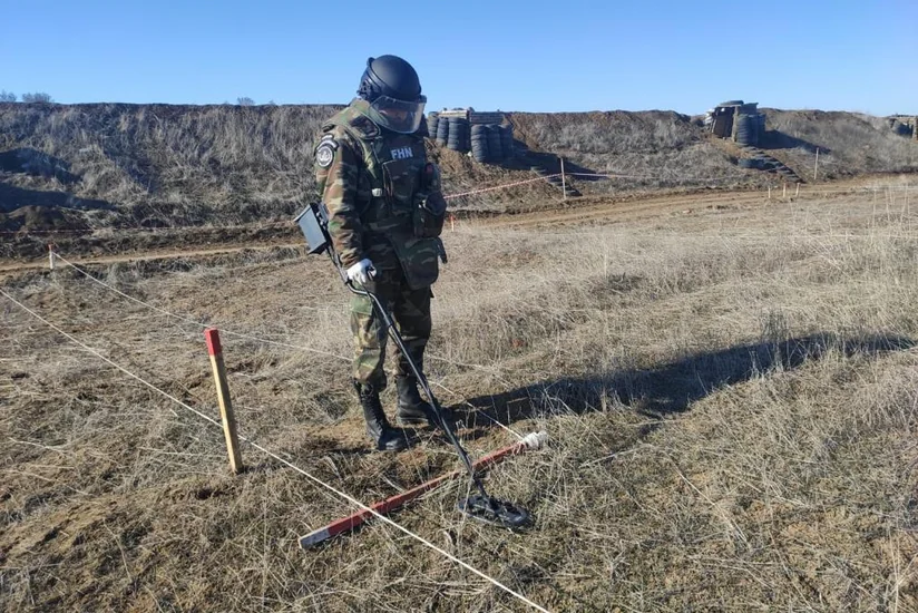 Сотрудники МЧС Азербайджана и России очистили от мин 3 гектара территории