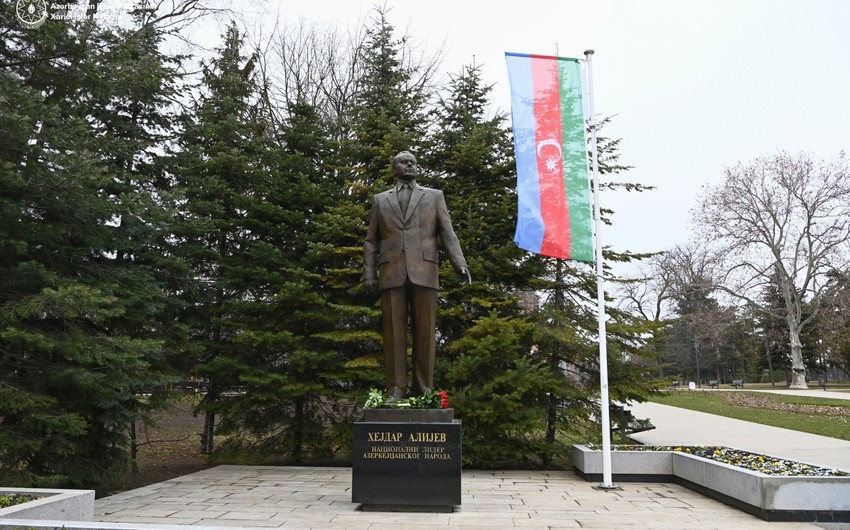 Azerbaijan's FM visits Heydar Aliyev monument in Belgrade