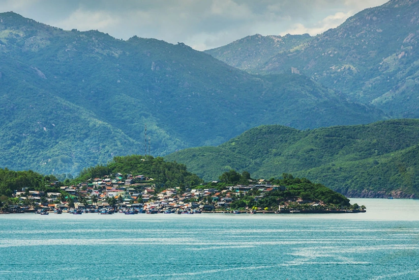 China is committed to resolving maritime disputes through talks, official says