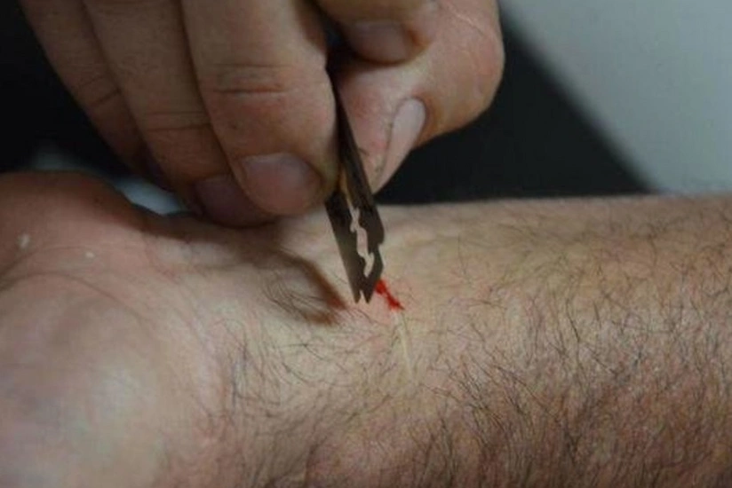 Bakıda gənc özünü doğradı