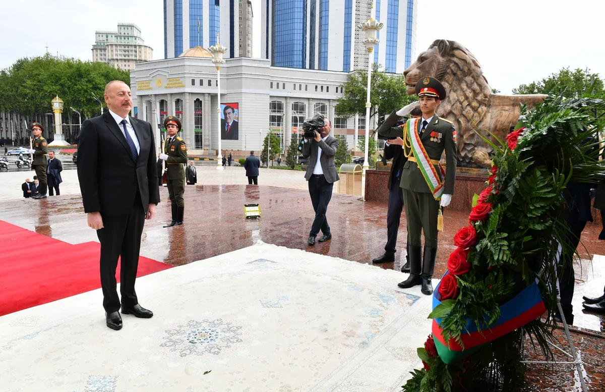 President Ilham Aliyev visits statue of Ismoil Somoni in Dushanbe