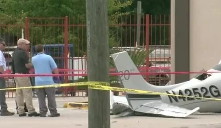 ​Texasda təyyarə avtomobilin üzərinə düşüb, 3 nəfər ölüb
