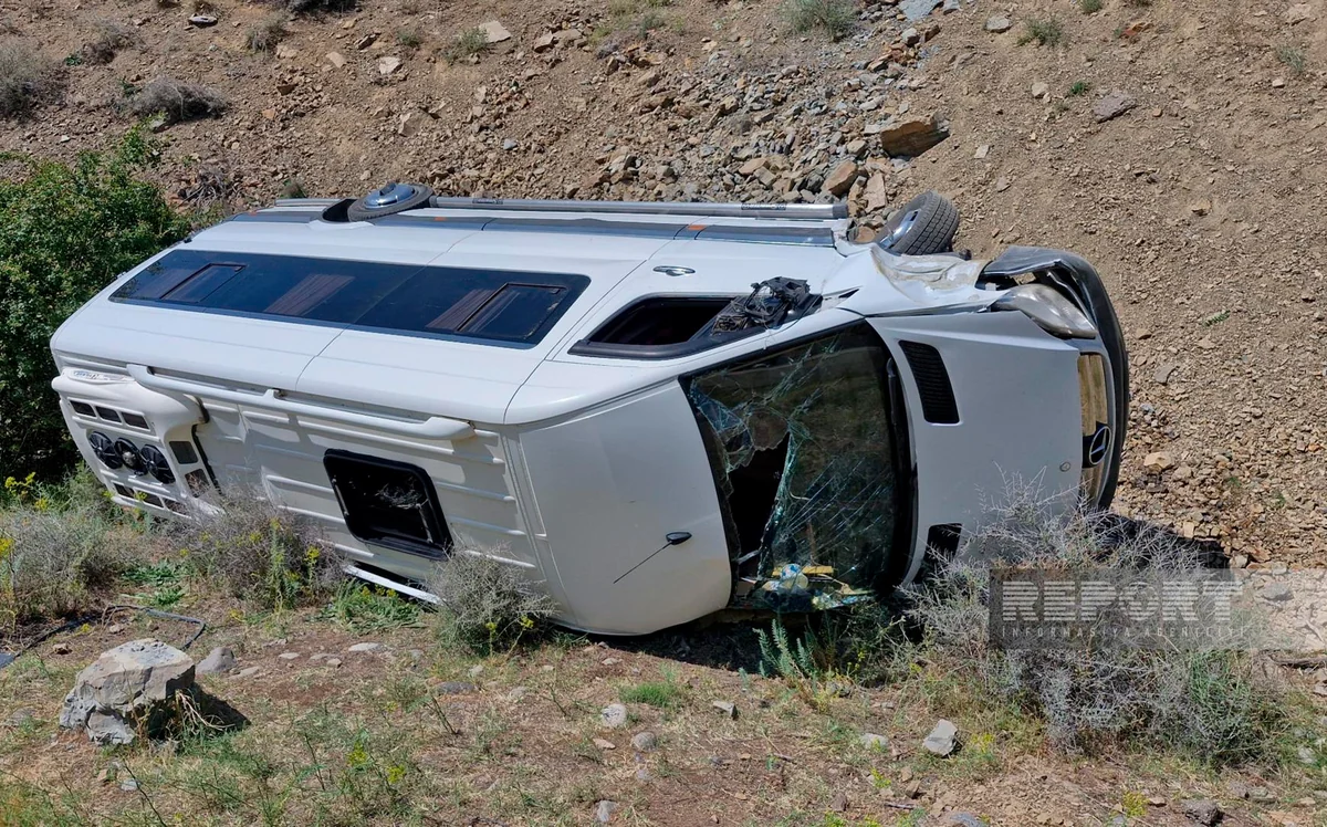 Naxçıvanda mikroavtobus dərəyə aşıb, xəsarət alanlar var