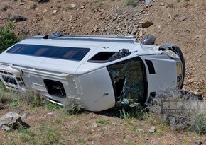 Naxçıvanda mikroavtobus dərəyə aşıb, xəsarət alanlar var