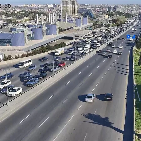 Bakının bir sıra yollarında nəqliyyatın hərəkətində çətinliklər yaranıb