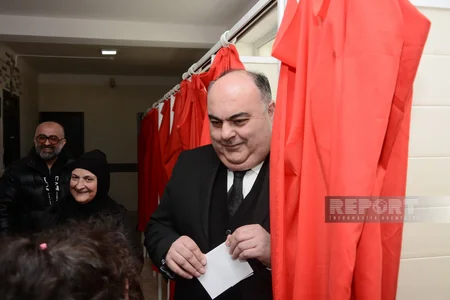 Prezidentliyə namizəd Fuad Əliyev səs verib