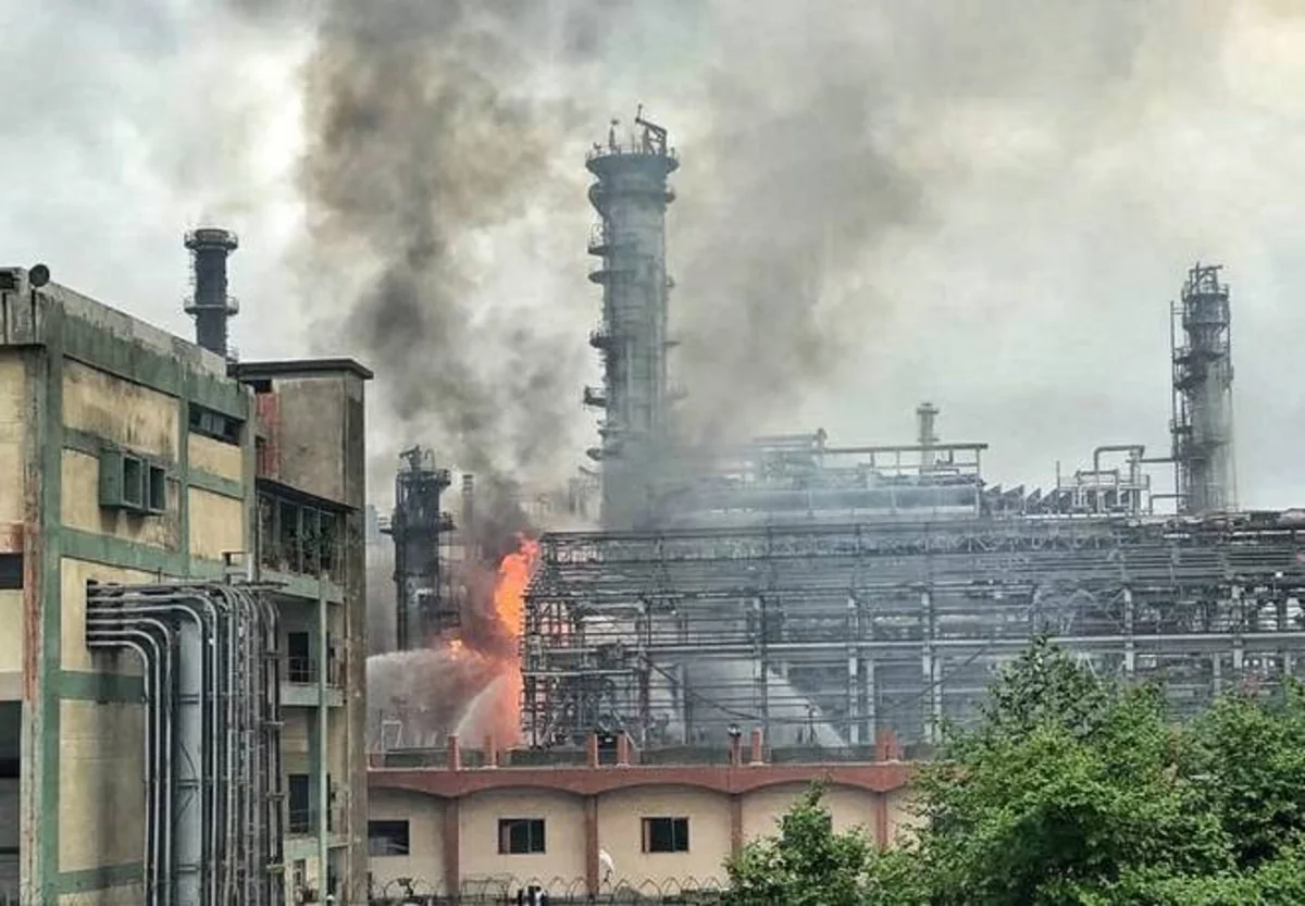 Mumbayda neftayırma zavodunda yanğın olub, 21 nəfər xəsarət alıb