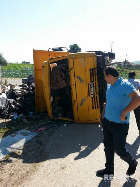 Qusarda zibil maşını aşıb, xəsarət alan var - FOTO