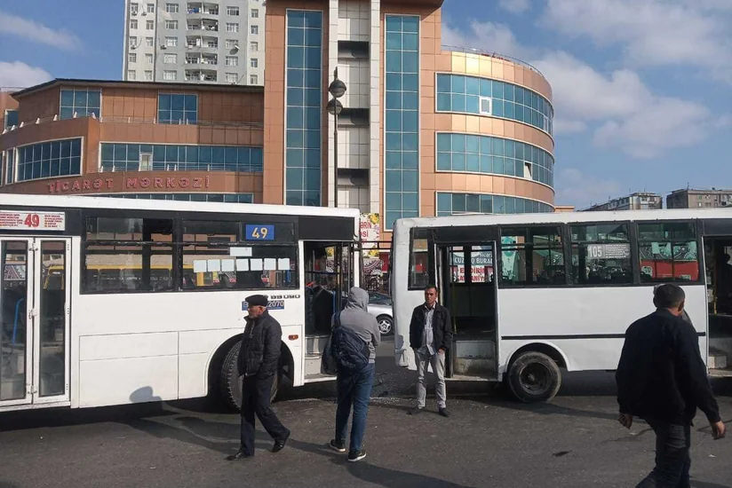 Bakıda sərnişin avtobusu qəza törədib - FOTO