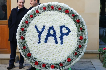 ​YAP rəhbərliyi Fəxri xiyabanda partiyanın qurucusu Heydər Əliyevin məzarını ziyarət edib