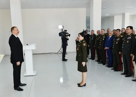 Prezident İlham Əliyev hərbçilər üçün inşa edilən binada yaradılan şəraitlə tanış olub