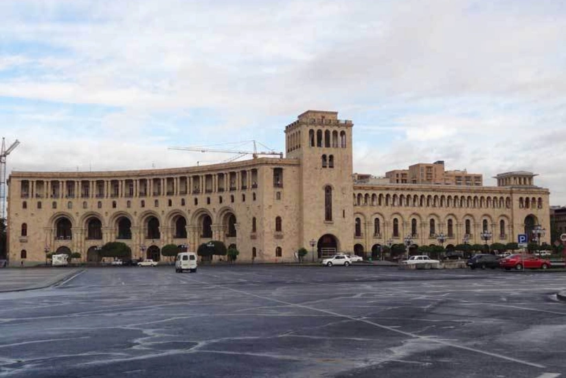 Ermənistanda məmurlar kütləvi şəkildə işdən çıxarılırlar