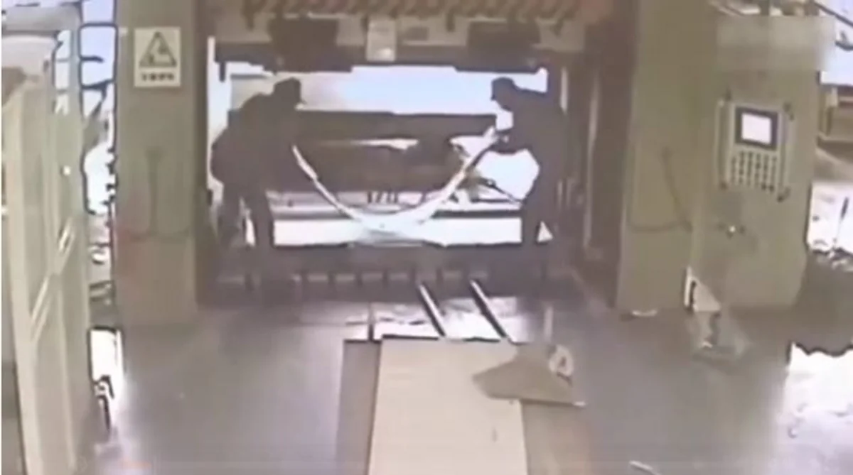 Çində işçi həmkarını hidravlik preslə sıxaraq öldürüb - VİDEO