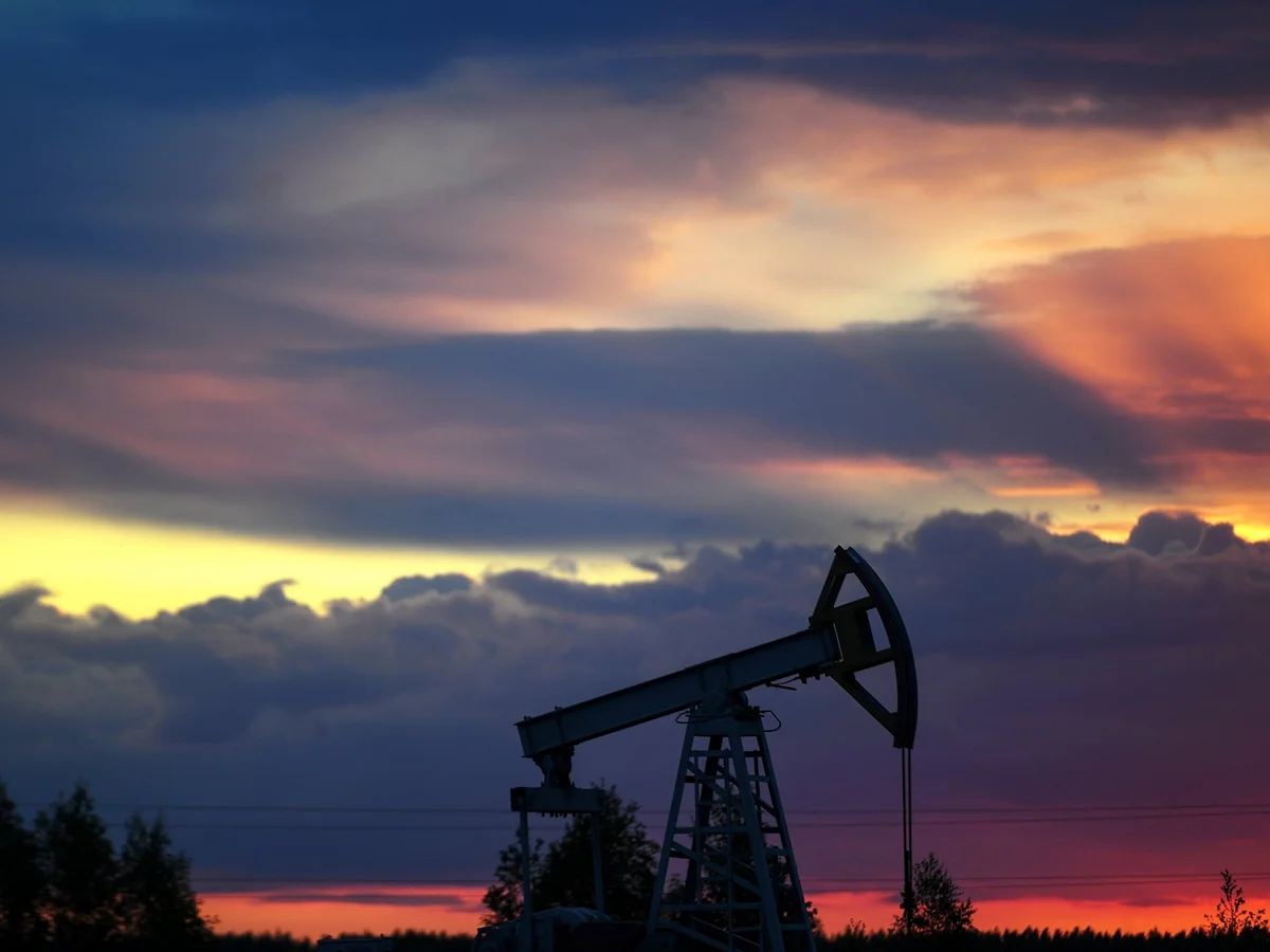 Oil rises in price after US Energy Department statistics release