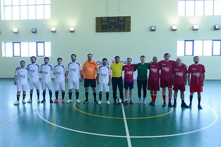 FIDE prezidenti Şəmkirdə şahmatçılarla futbol oynayıb