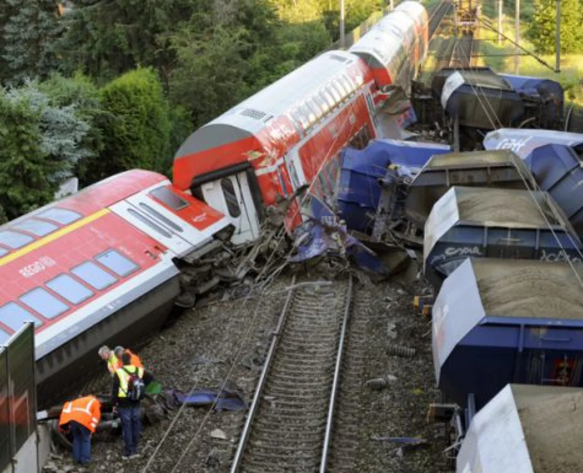 ​Belçikada sərnişin və yük qatarları toqquşub: 3 ölü, 40 yaralı