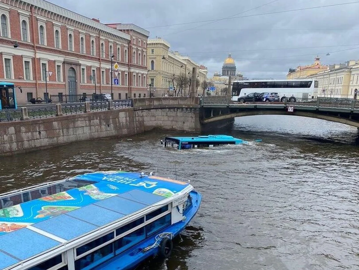 В Санкт-Петербурге в компании-владельце упавшего в реку автобуса провели обыски