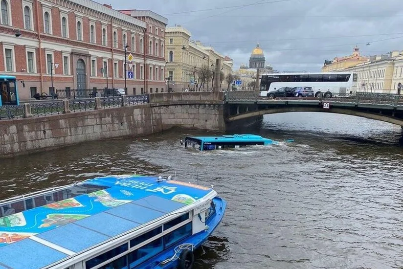 В Санкт-Петербурге в компании-владельце упавшего в реку автобуса провели обыски