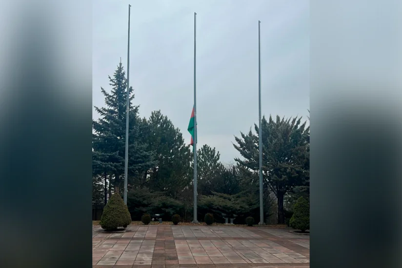 Посольство Азербайджана в Турции приспустило флаги в связи с трауром
