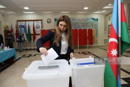 Paytaxtdakı seçki məntəqələrində seçici fəallığı davam edir - FOTOREPORTAJ