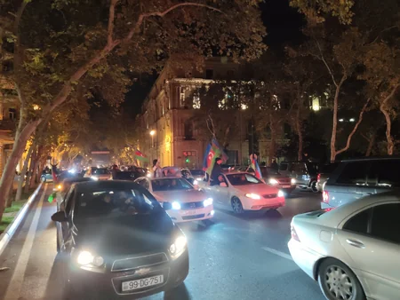 В Баку празднуют победу Азербайджана над Арменией