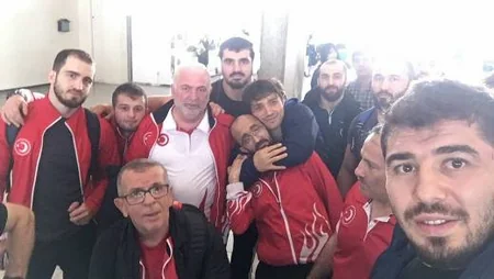 Türkiyənin güləş yığması İranda yol qəzasına düşüb