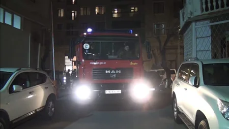 Bakıda süni maneə səbəbindən yanğın avtomobillərinin yaşayış binasına yaxınlaşa bilməməsi müəyyən edilib