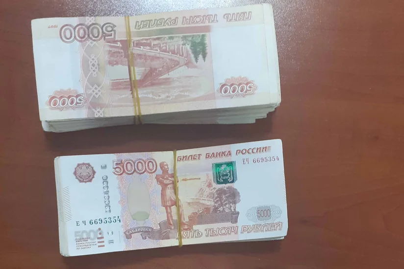Gömrük külli miqdarda xarici valyuta tutdu