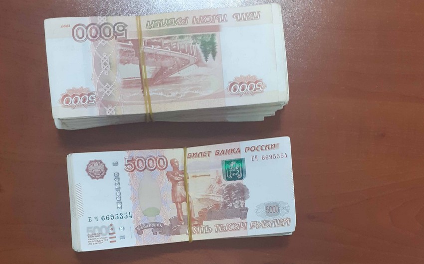 Gömrük külli miqdarda xarici valyuta tutdu