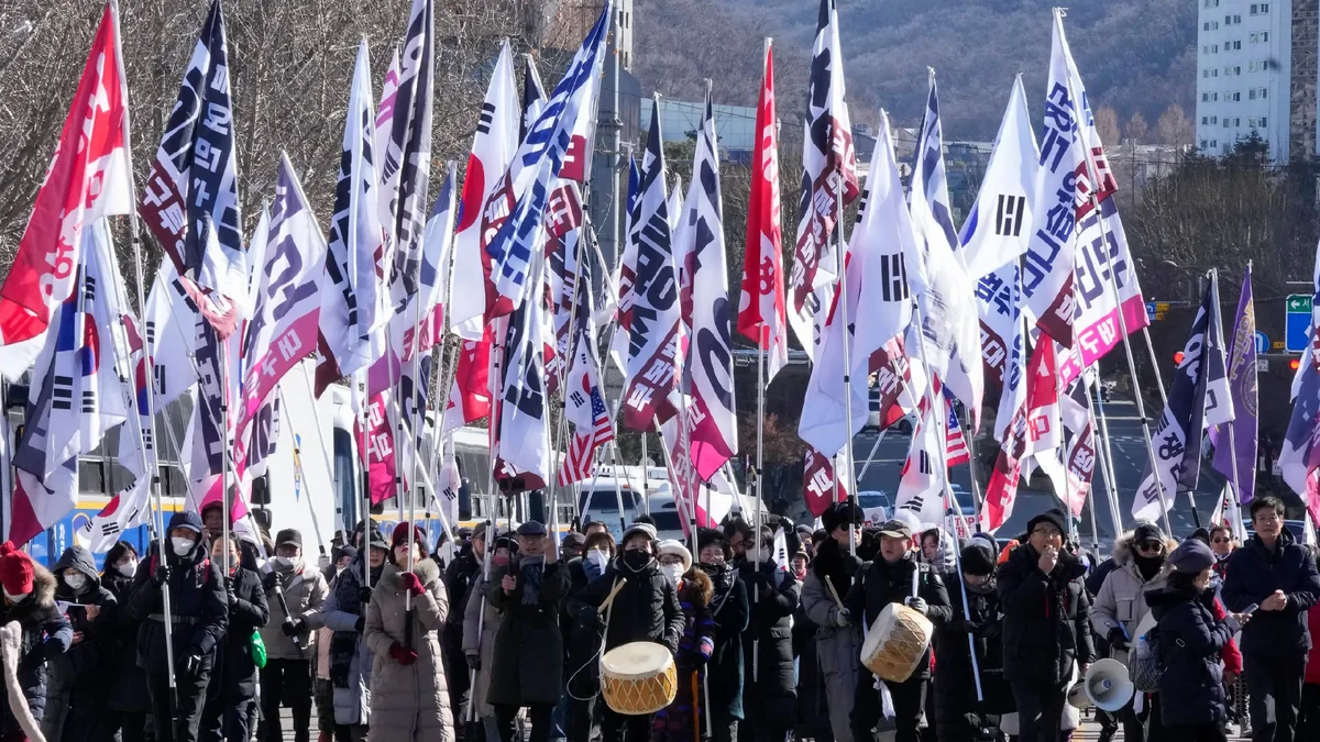Arrest warrants issued for 56 courthouse riot suspects in S.Korea