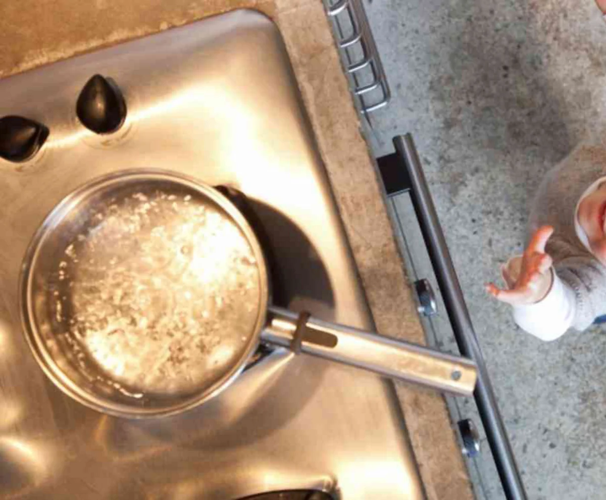 Şamaxıda 4 yaşlı uşağın üzərinə qaynar su tökülüb