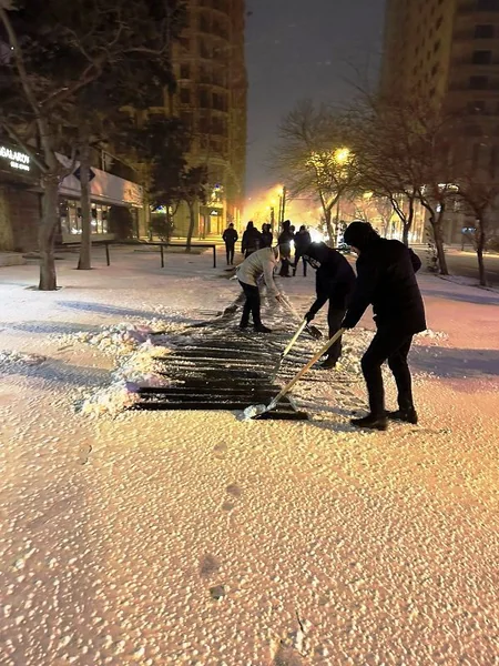 Bakının küçə və prospektləri gecə qardan təmizlənib