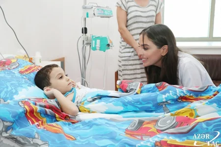 Leyla Əliyeva Heydər Əliyev Fondunun layihələri çərçivəsində Bakının bir sıra tibb müəssisələrində olub - FOTO
