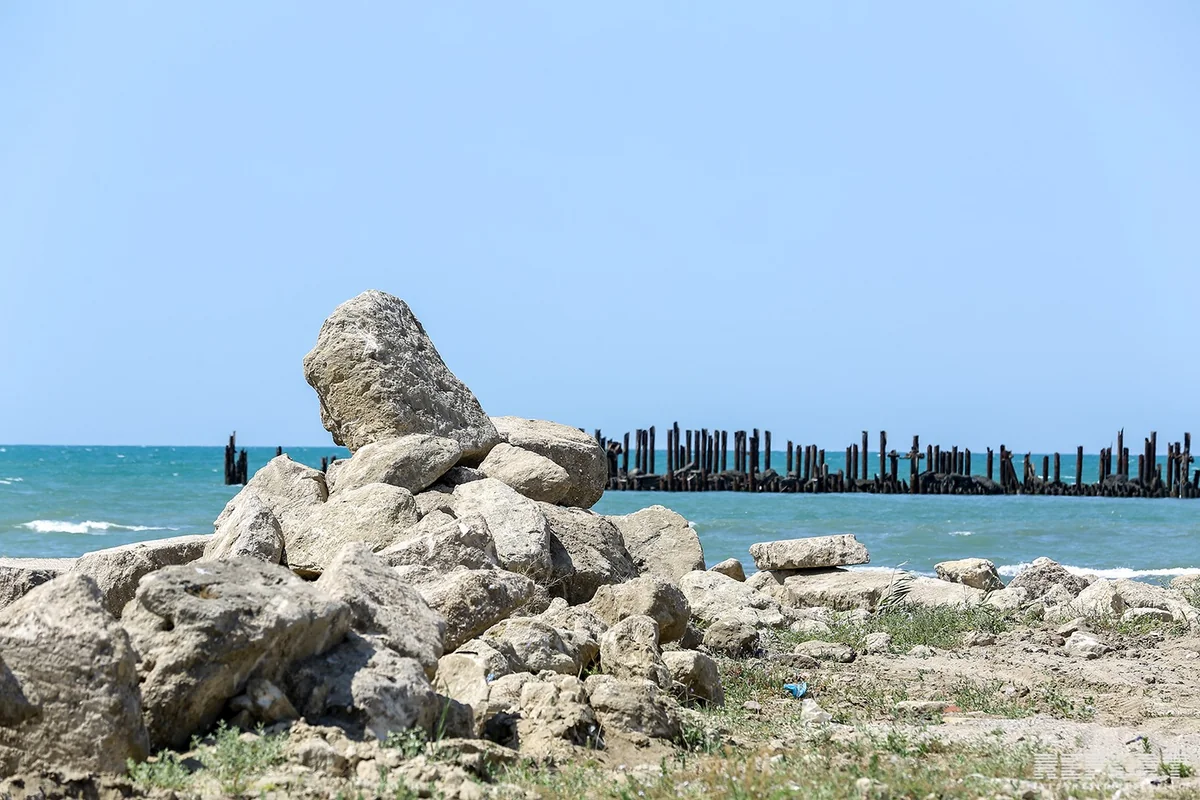 Çimənə həsrət qalan Buzovna çimərliyi... - FOTO