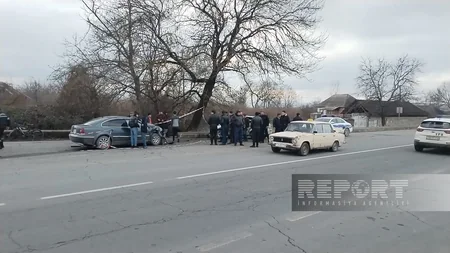 Oğuzda avtomobillər toqquşub, iki ailənin üzvləri xəsarət alıblar - ADLAR